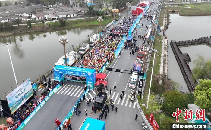 2023南昌鄱阳湖生态马拉松开赛：4000余名跑友在天