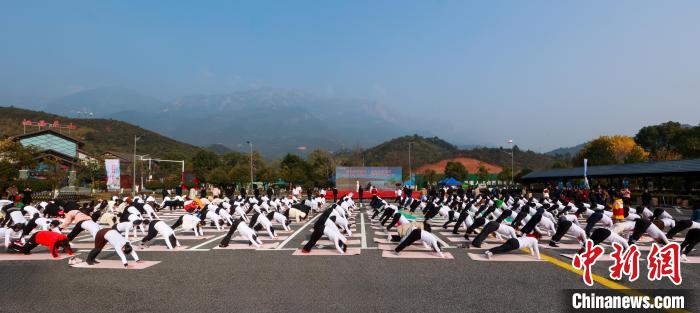 江西省健身瑜伽公开赛上饶灵山开幕，近400名选