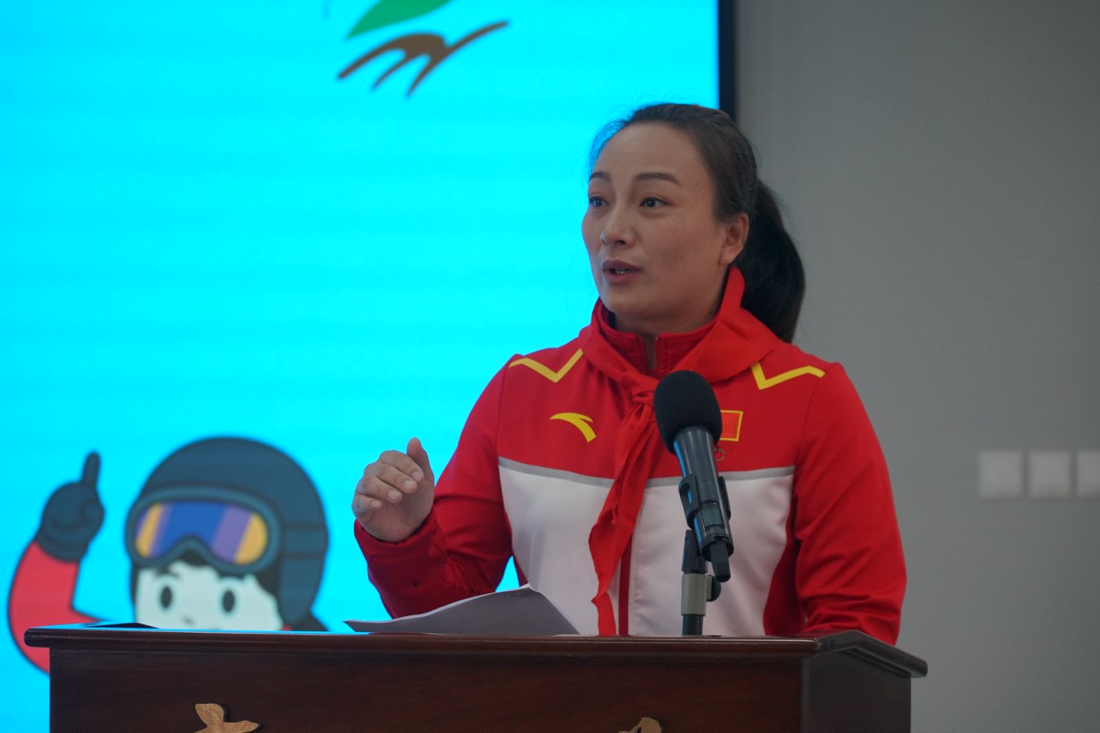 自由式滑雪冠军李妮娜走进校园讲述坚持与传承